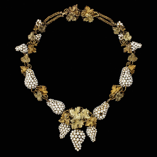 Necklace, natural pearls set in coloured gold