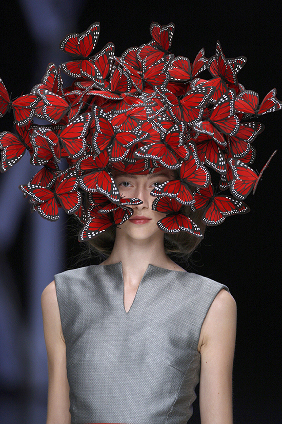 Butterfly_headdress_of_hand-painted_turkey_feathers_Philip_Treacy_for_Alexander_McQueen_La_Dame_Bleu_Spring_Summer_2008_copyright_Anthea_Sims_1